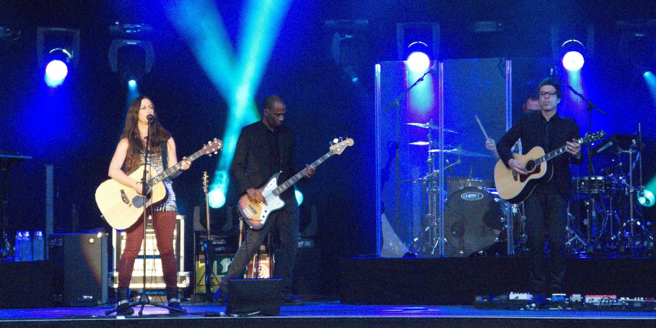 alanis morissette in malahide castle, dublin, ireland